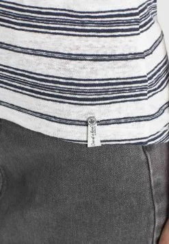 Khujo T-shirts Shirt MATAMA Dames Marine / Wit 13 Khujo T-shirts Shirt MATAMA Dames Marine / Wit -Mode kledingwinkel 7d0781c23b99276cbdc5cda4a029bb26